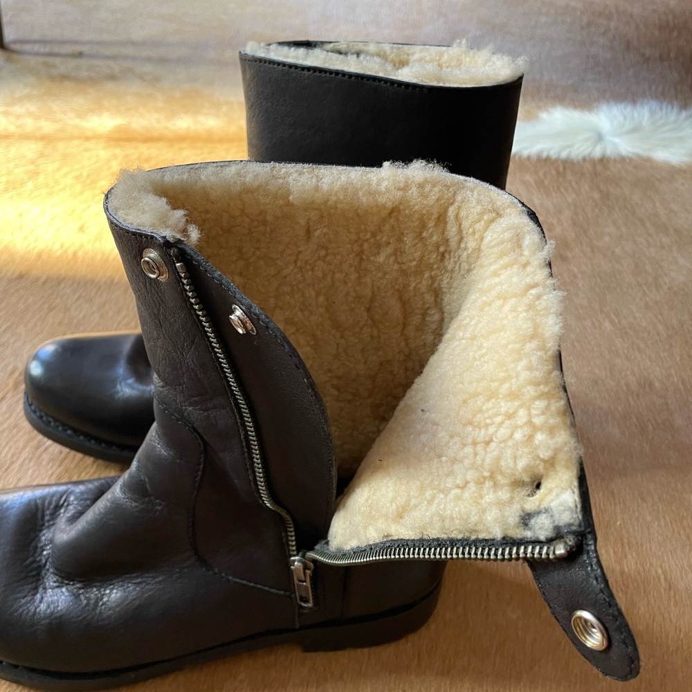 VIBRAM Winter Boots New Black leather with classic Shearling mid boot. Size 9 US